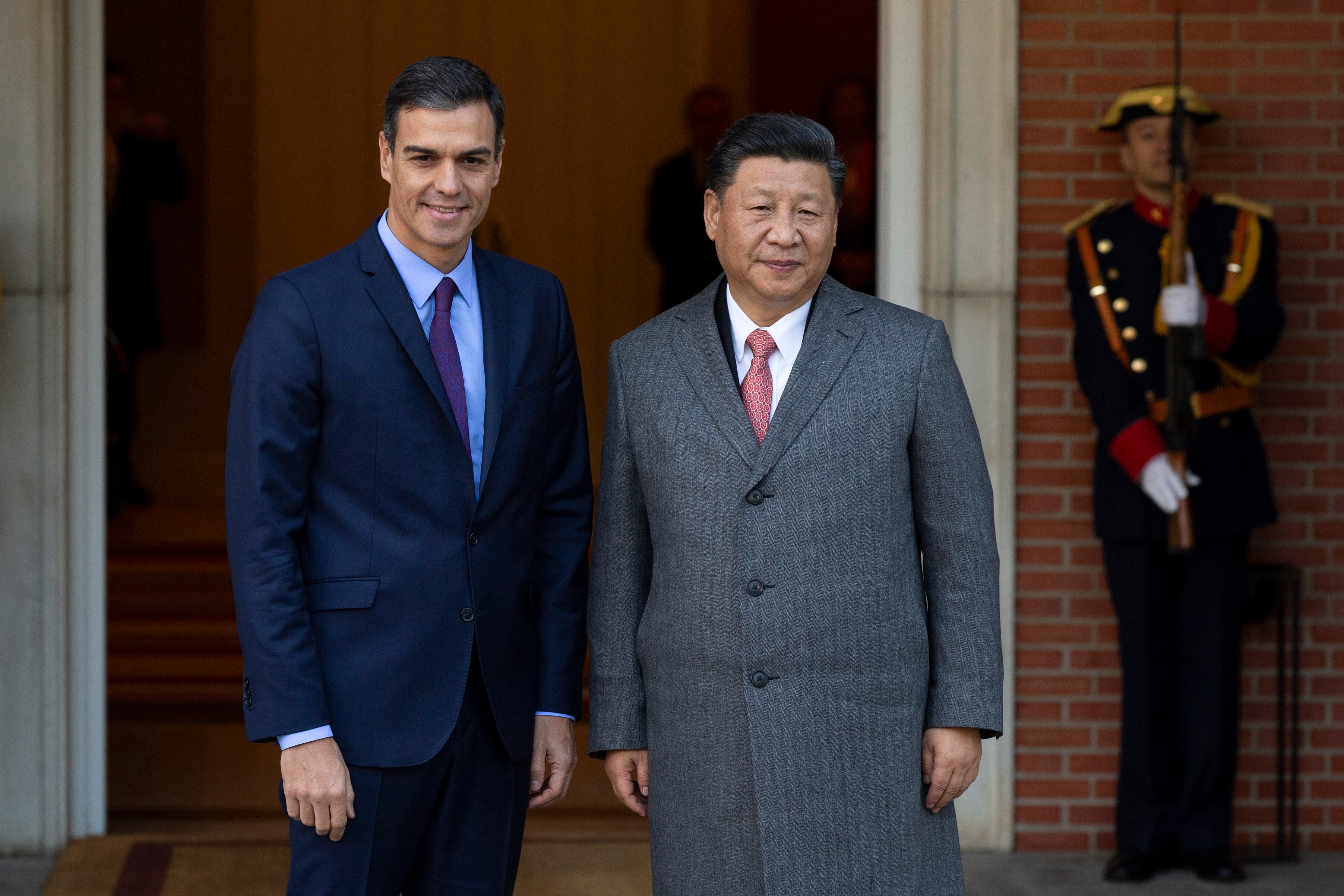 Spanish Prime Minister Pedro Sanchez and Chinese President Xi Jinping (R) pose for the press at Moncloa Palace on November 28, 2018 in Madrid, Spain.  (Photo by Pablo Blazquez Dominguez/Getty Images)