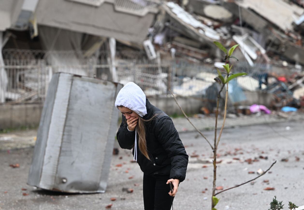 Civiles en medio de los daños causados por los dos terremotos en Turquía que también perjudicaron a Siria. 
(Foto: Ercin Erturk/Anadolu Agency via Getty Images)