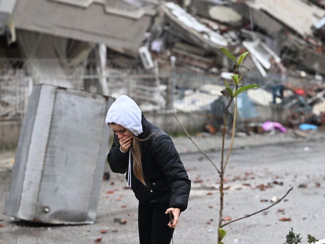 Civiles en medio de los daños causados por los dos terremotos en Turquía que también perjudicaron a Siria. 
(Foto: Ercin Erturk/Anadolu Agency via Getty Images)