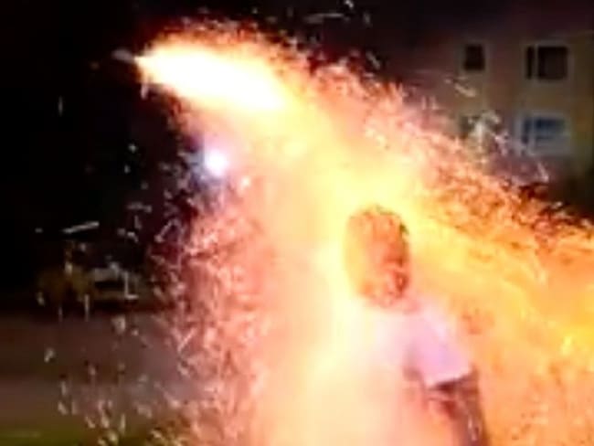 Menor de edad es impulsado por adultos a que sostenga un volador