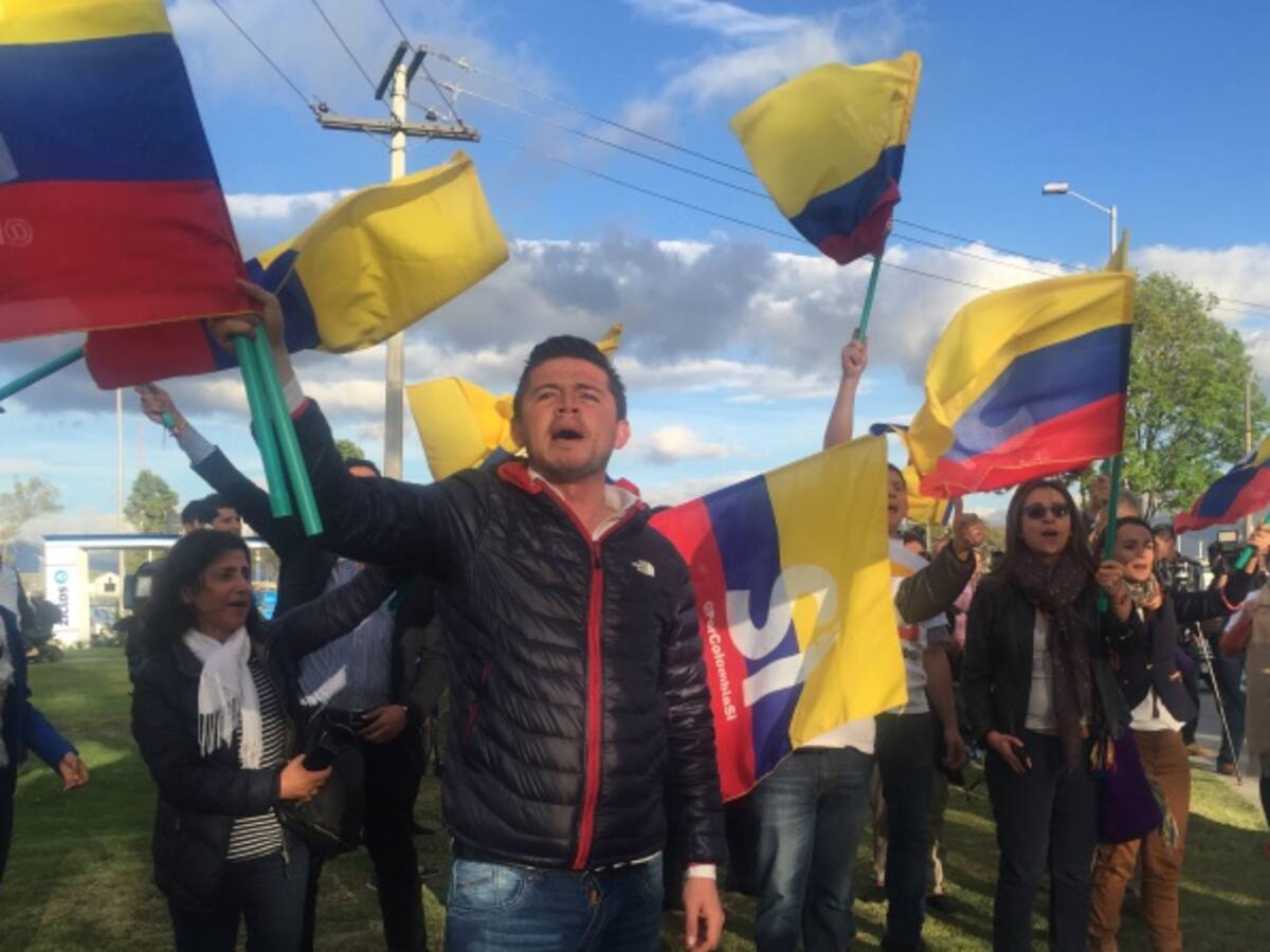 Multitudinario recibimiento a negociadores de paz del Gobierno