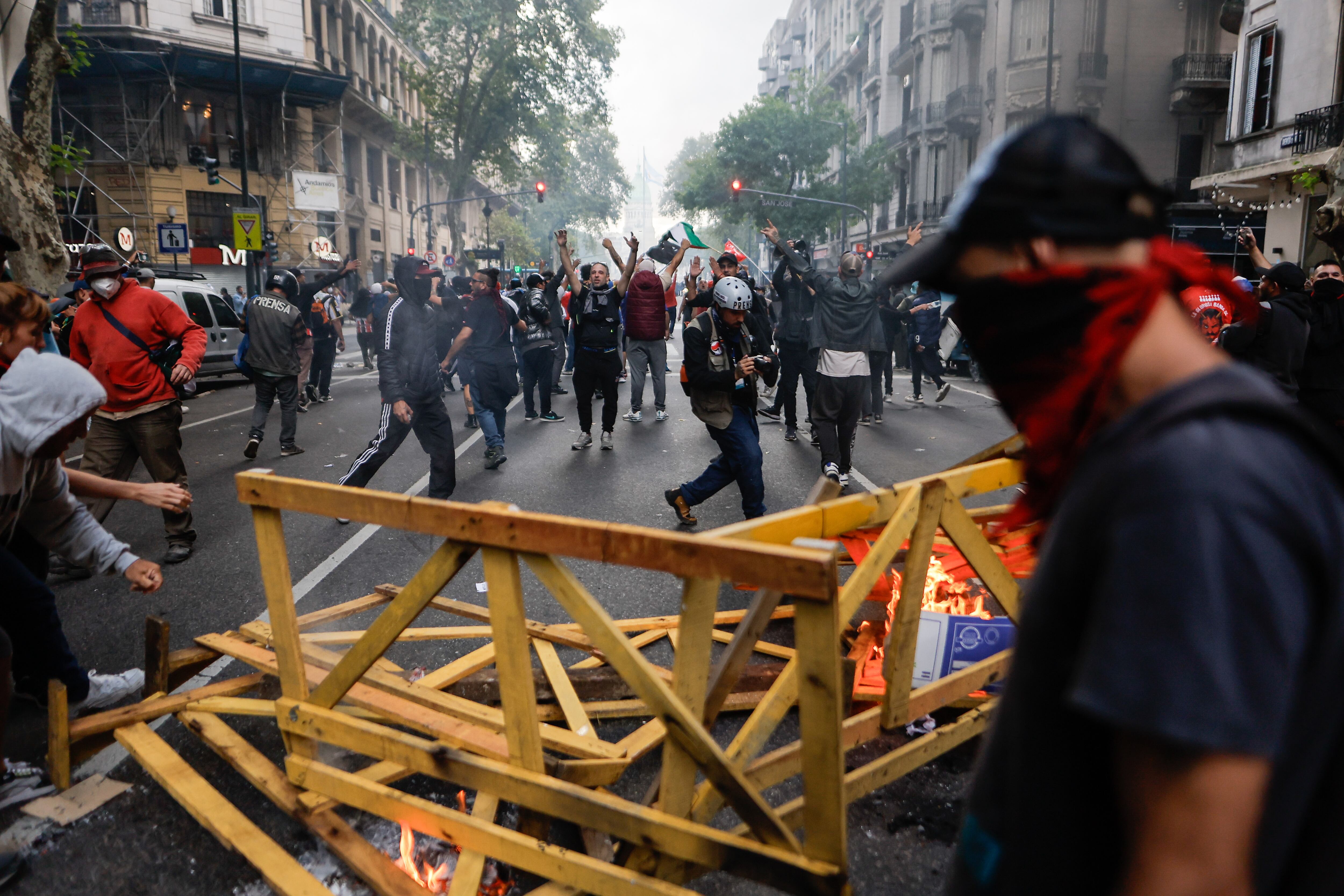 AME8869. BUENOS AIRES (ARGENTINA), 12/03/2025.- Manifestantes se enfrentan a miembros de la policía argentina este miércoles, frente al Congreso de la Nación en Buenos Aires (Argentina). Las fuerzas de seguridad argentinas cargaron contra los manifestantes al inicio de la marcha convocada por los jubilados, a la que se sumaron aficionados del fútbol, sindicatos y agrupaciones progresistas. EFE/ Juan Ignacio Roncoroni