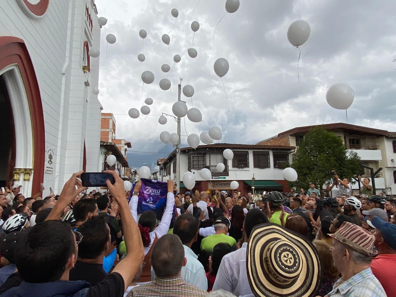 En su despedida, familias y amigos rindieron homenaje a Marlon Pérez. Foto: Mi Oriente.