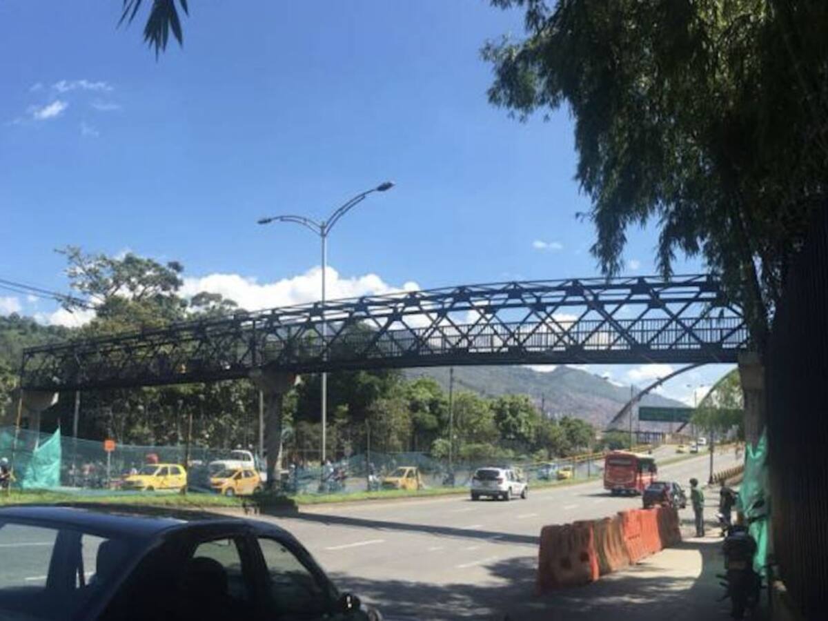 Ya inició el desmonte de puentes peatonales en Medellín