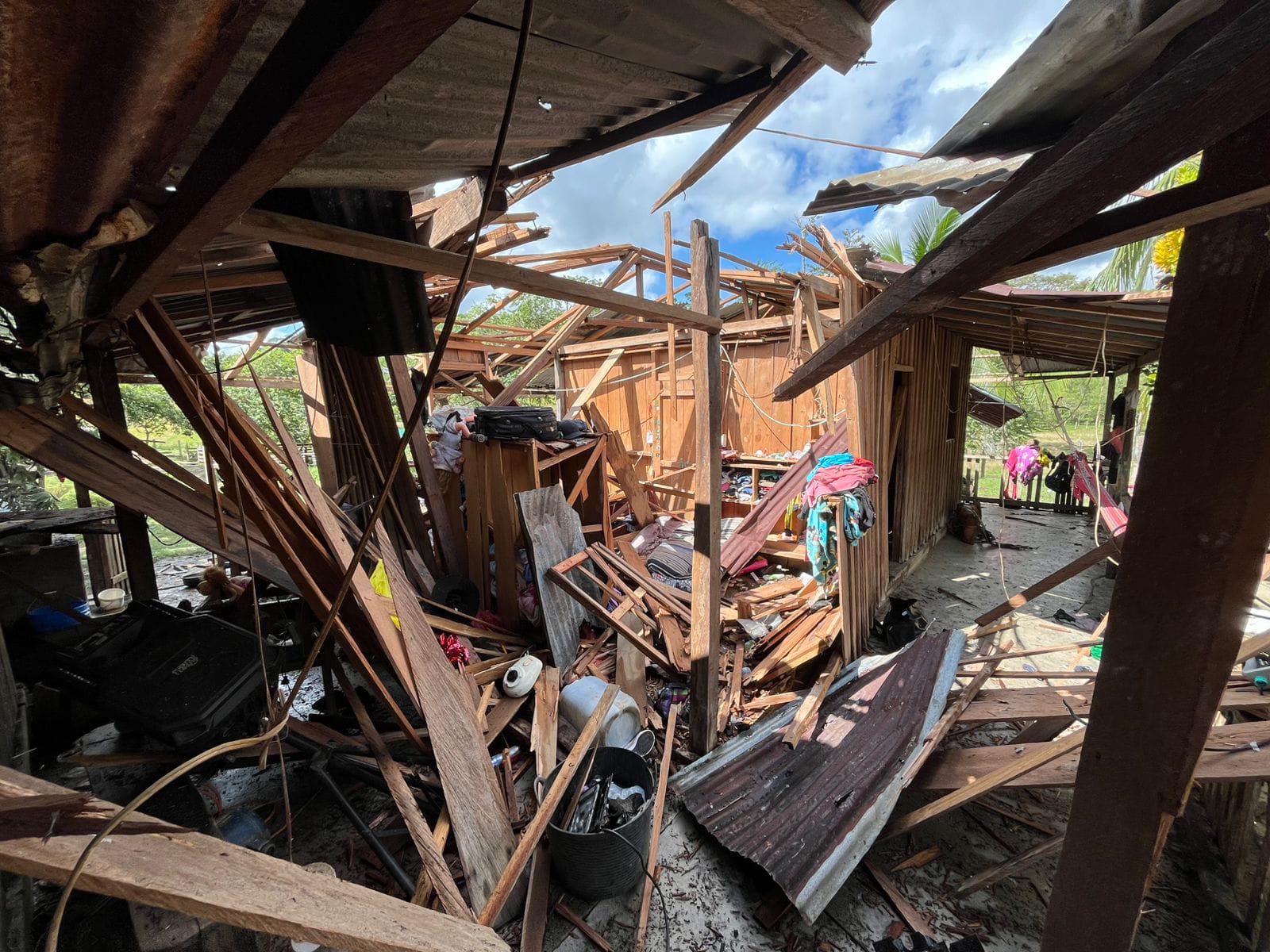 Casa destruida en Rmedios por explosivos lanzados desde drons- foto Aracelly Toro