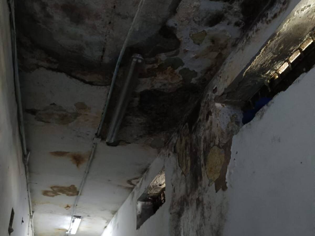 Por filtraciones de agua podría colapsar parte del techo de la cárcel La 40 en Pereira