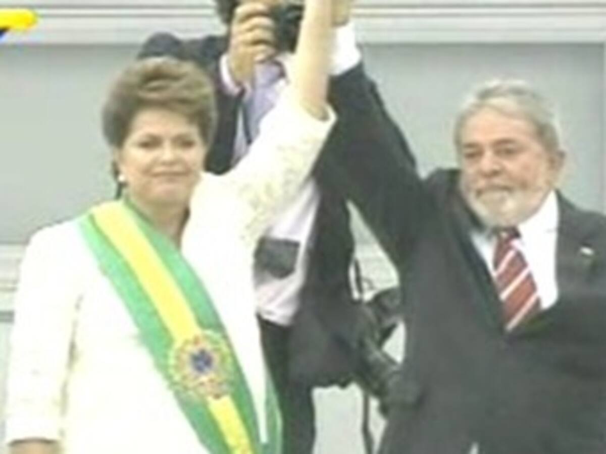 Lula entrega a Dilma Rousseff la banda presidencial