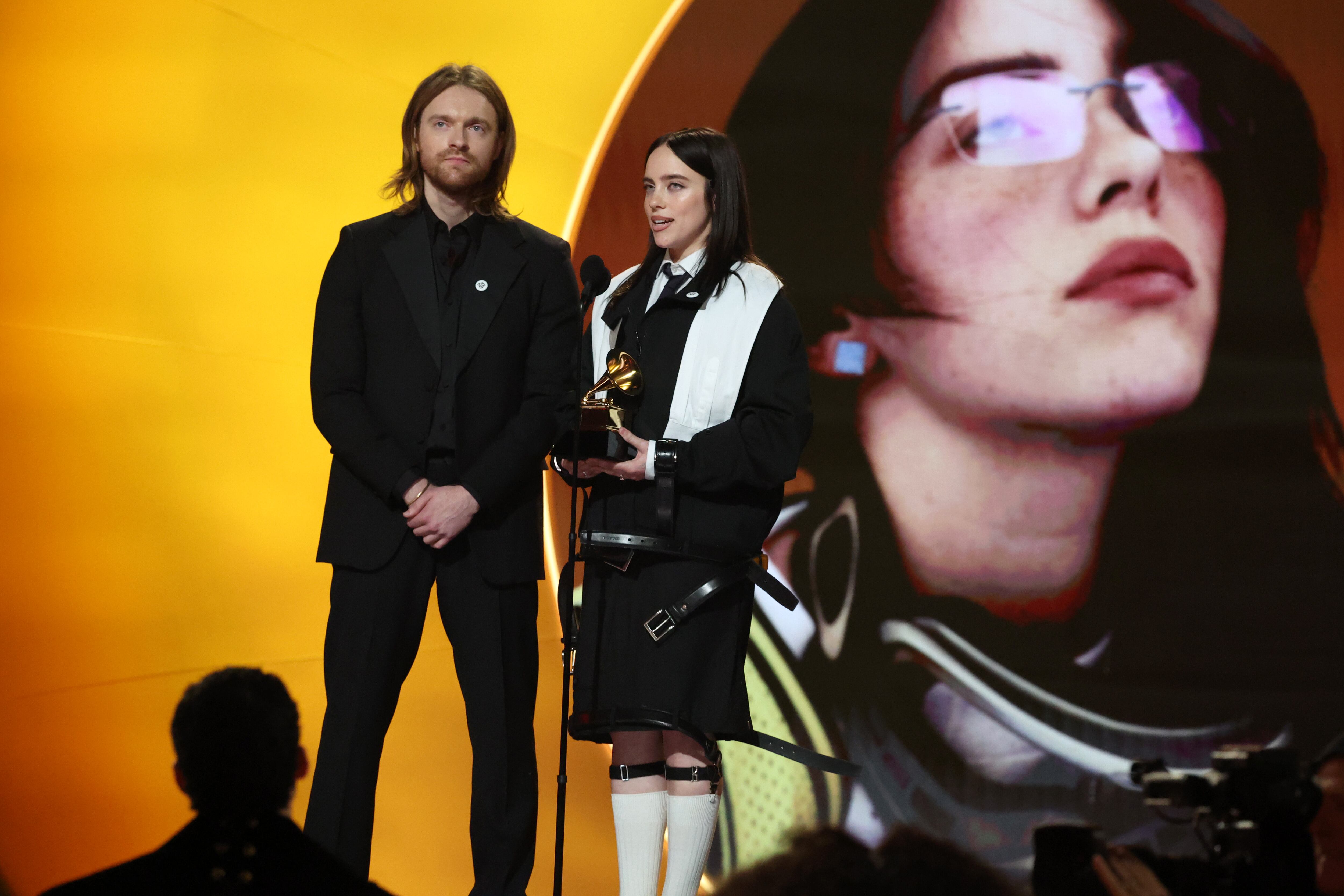 Billie Eilish y su hermano Finneas O'Connell reciben el premio a la canción del año por su sencillo "WILDFLOWER" durante los premios GRAMMY. Los Angeles, California.  (Cortesía by Kevin Mazur/Getty Images for The Recording Academy)
