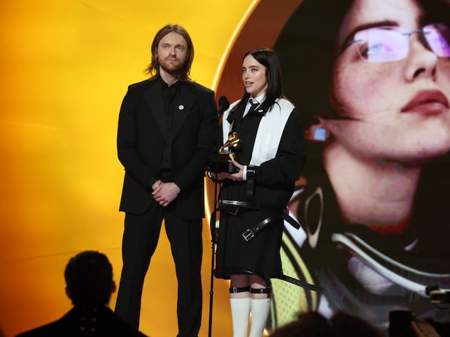 Billie Eilish y su hermano Finneas O'Connell reciben el premio a la canción del año por su sencillo "WILDFLOWER" durante los premios GRAMMY. Los Angeles, California. (Cortesía by Kevin Mazur/Getty Images for The Recording Academy)