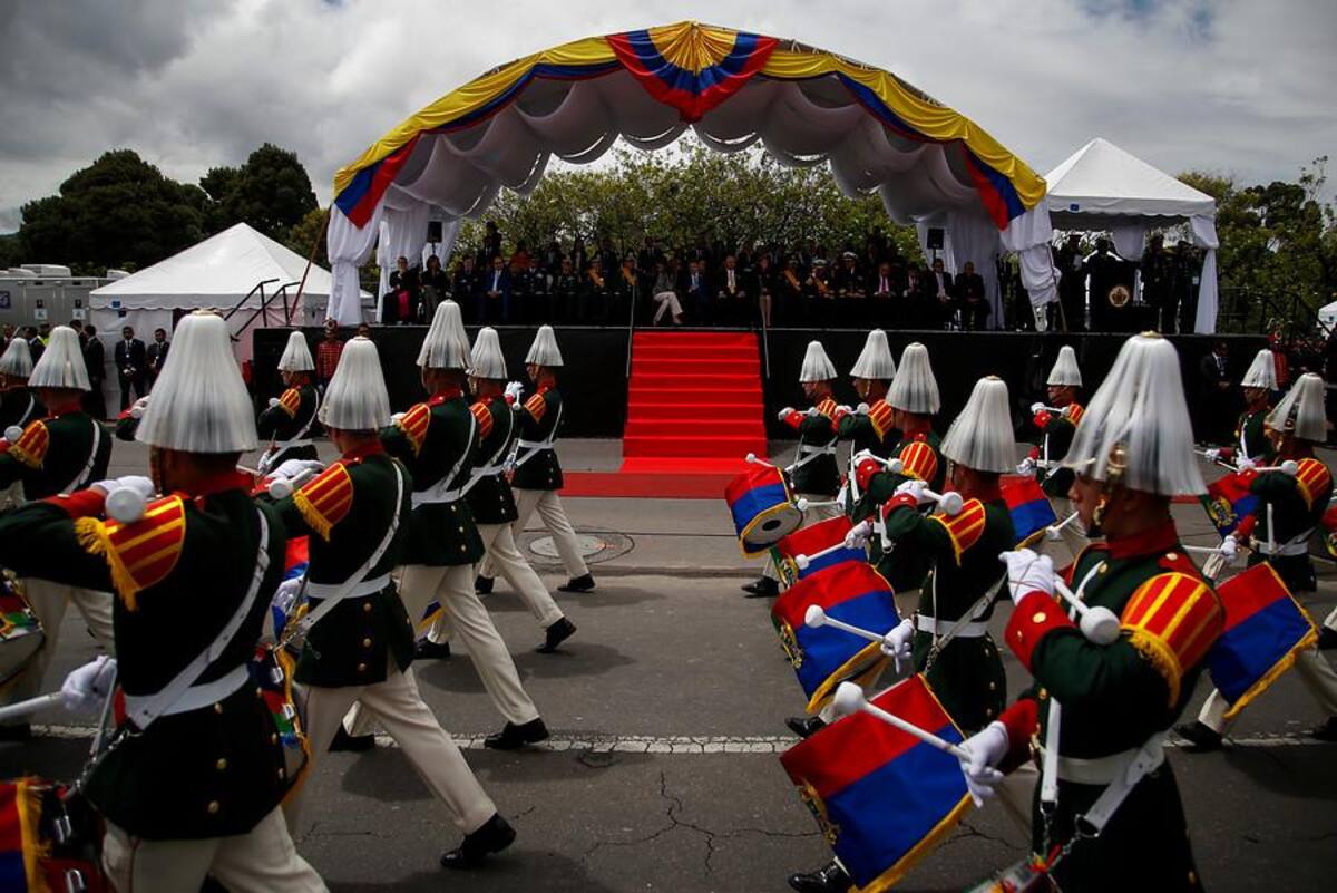 Miles de bogotanos salieron a las calles a observar el desfile del 20 de julio que realizan las Fuerzas Armadas Colombianas.