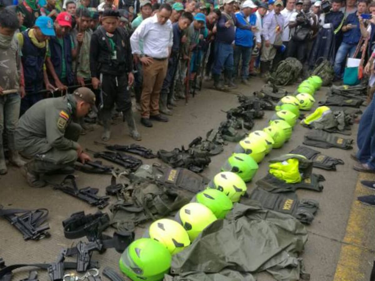 Liberan a 17 policías retenidos por indígenas en Risaralda