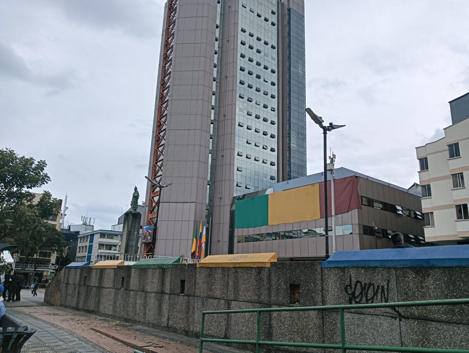 Al fondo el edificio de la gobernación y donde esta la bandera la sede de la asamblea departamental del Quindío. Foto: Adrián Trejos