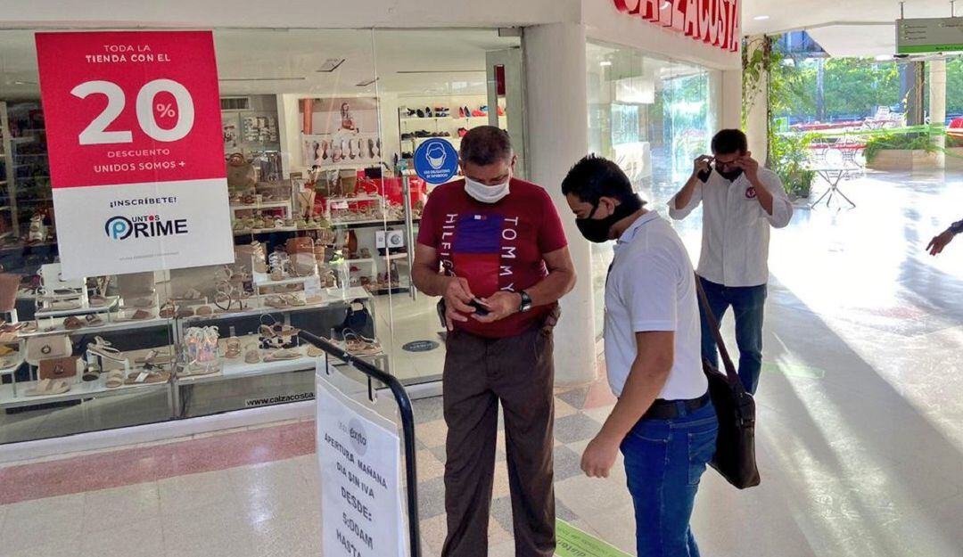 Autoridades vigilan el cumplimiento del pico y cédula.