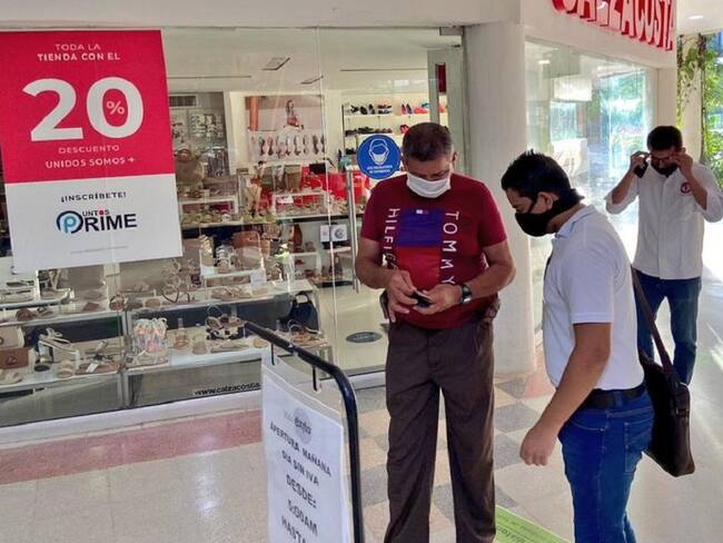 Autoridades vigilan el cumplimiento del pico y cédula.