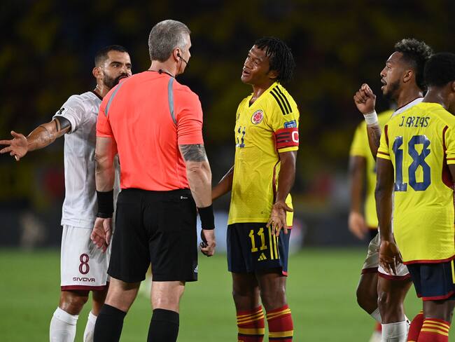 Juan Guillermo Cuadrado reclamándole al árbitro Anderson Daronco (Photo by JUAN BARRETO / AFP) (Photo by JUAN BARRETO/AFP via Getty Images)