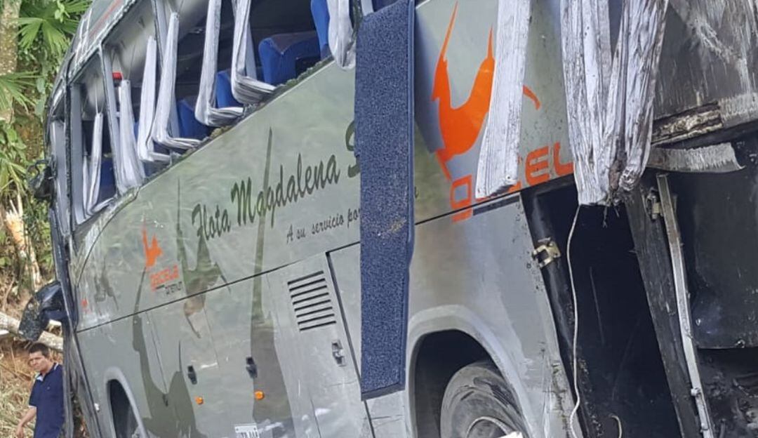 Así quedó el bus que se accidentó en las vías del Quindío