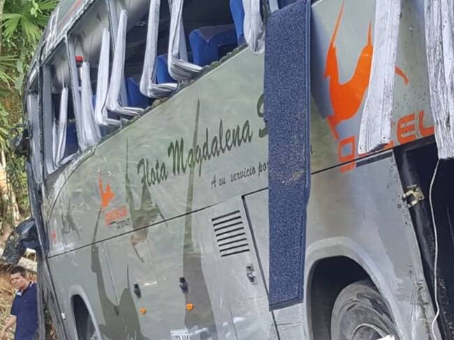 Así quedó el bus que se accidentó en las vías del Quindío
