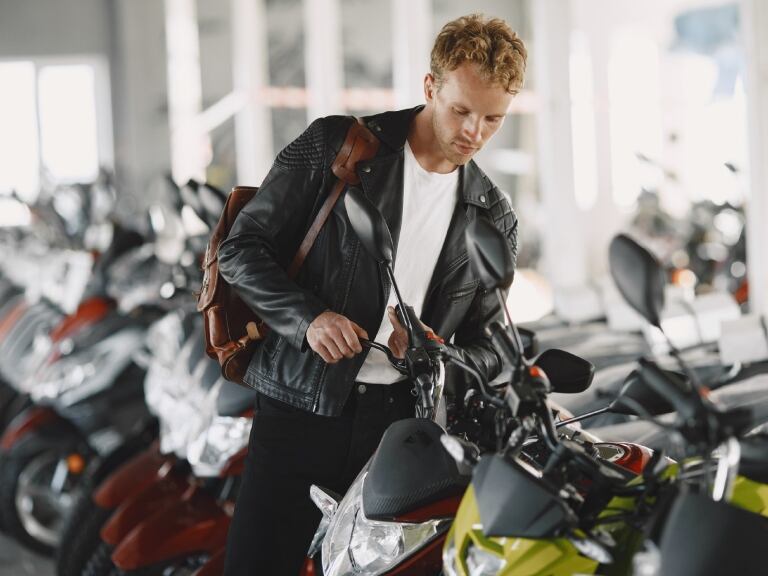 Hombre comprando moto // foto de referencia:  Getty Images