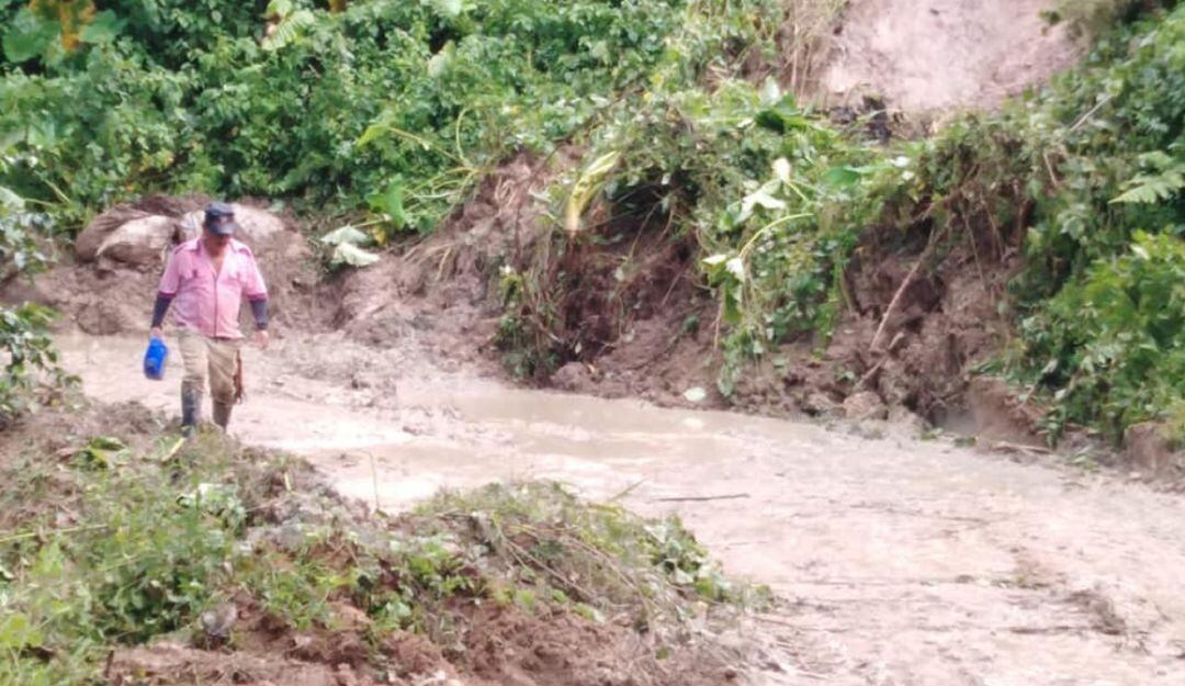 Las lluvias han provocado derrumbes que tienen incomunicados varios municipios del departamento.