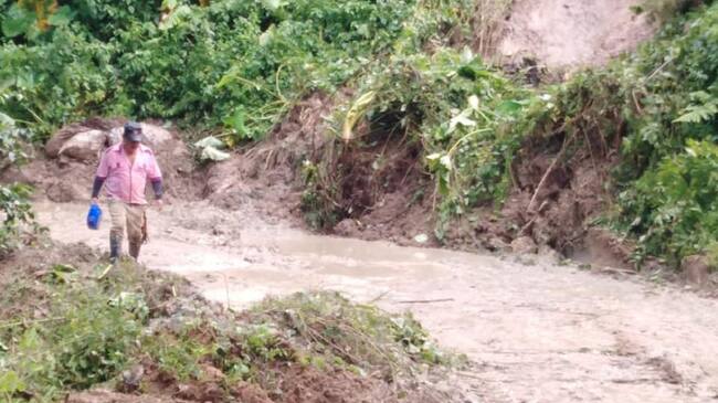 Las lluvias han provocado derrumbes que tienen incomunicados varios municipios del departamento.