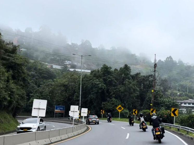 Motociclistas en la Autopista del Café en Manizales - Fotografía: Caracol Radio.