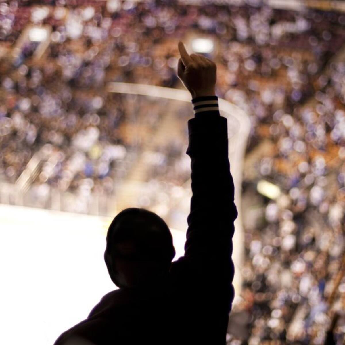 Hincha lanzó su celular desde la tribuna y golpeó en la cara a futbolista