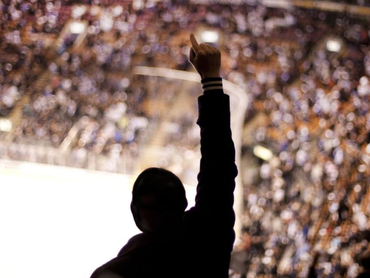 Hincha lanzó su celular desde la tribuna y golpeó en la cara a futbolista