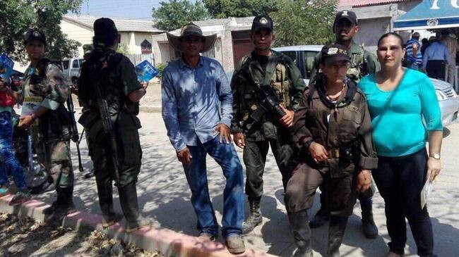 Delegación de la guerrilla de las Farc de visita en el corregimiento El Conejo de Fonseca en La Guajira. Foto: Grupo periodistas PG