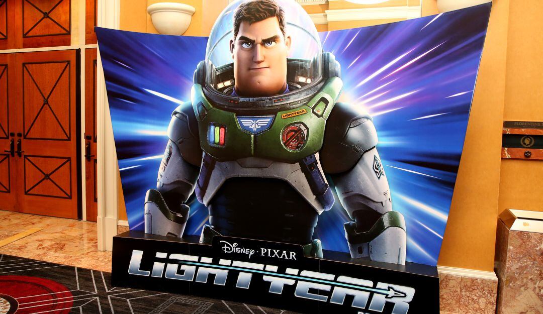 Lightyear: Cines rechazan denuncia en Twitter sobre censura de beso lésbico