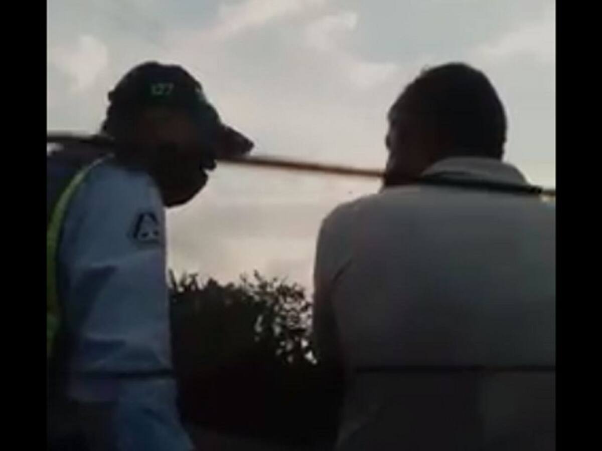 Agente de tránsito, investigado al parecer por recibir dinero de infractor