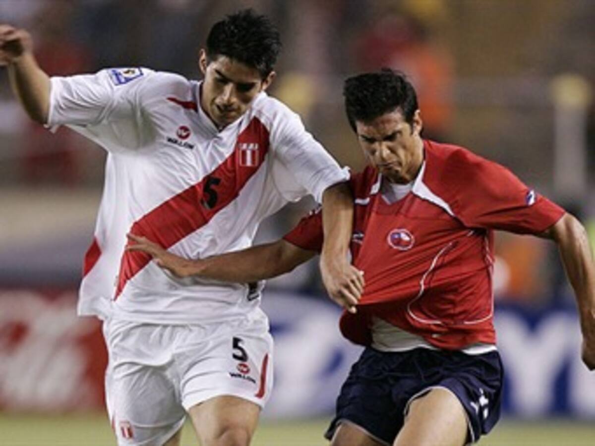 El defensa Carlos Zambrano no podrá jugar con Perú por lesión