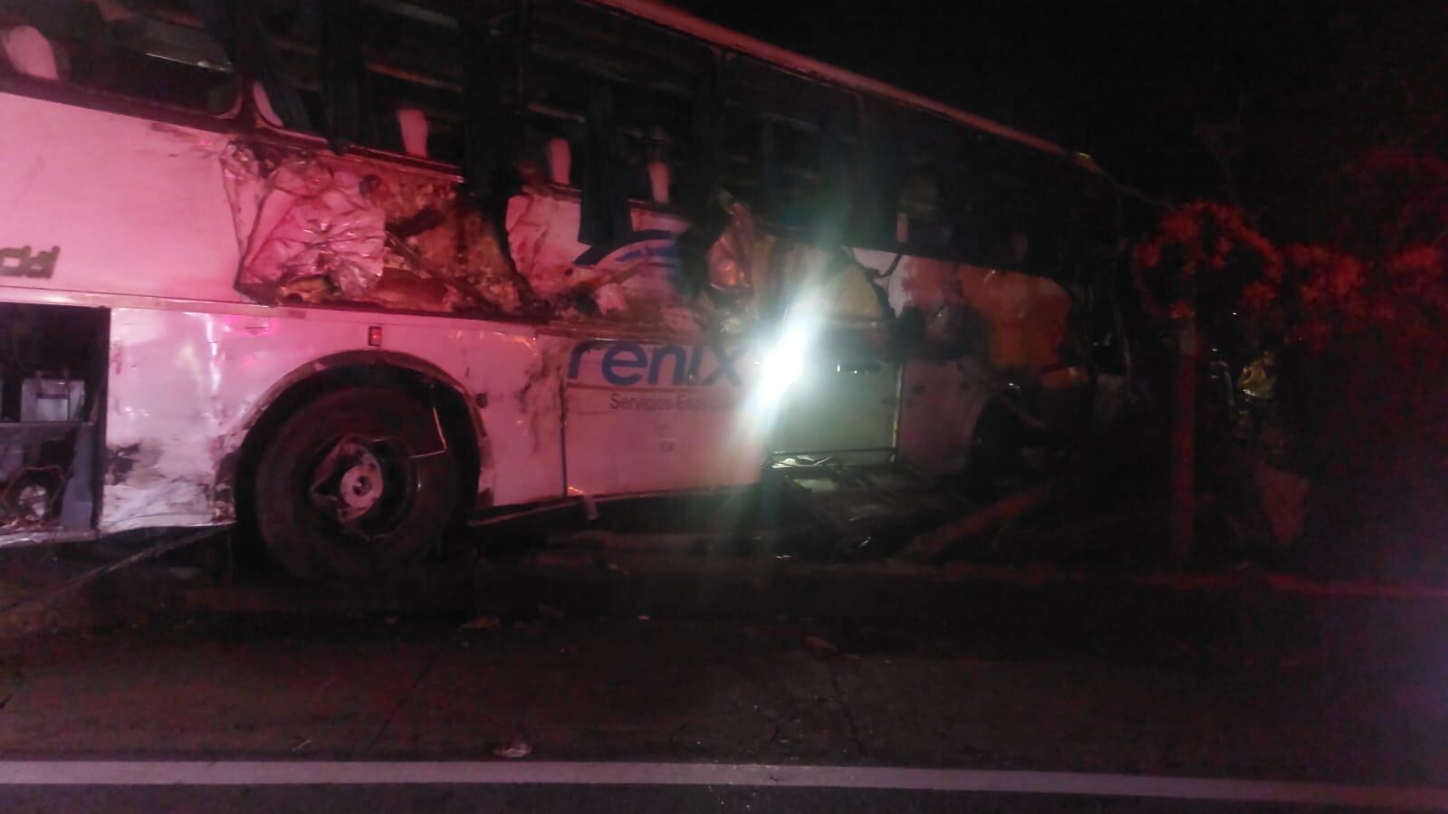 Bus que cubría la ruta Córdoba - Medellín, se accidentó en Barbosa, Antioquia. Foto: Policía Tránsito.