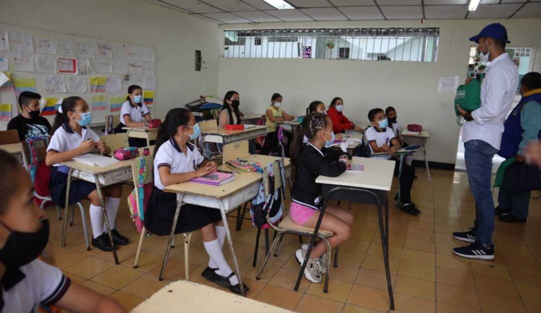 Niños abandonan sus clases.