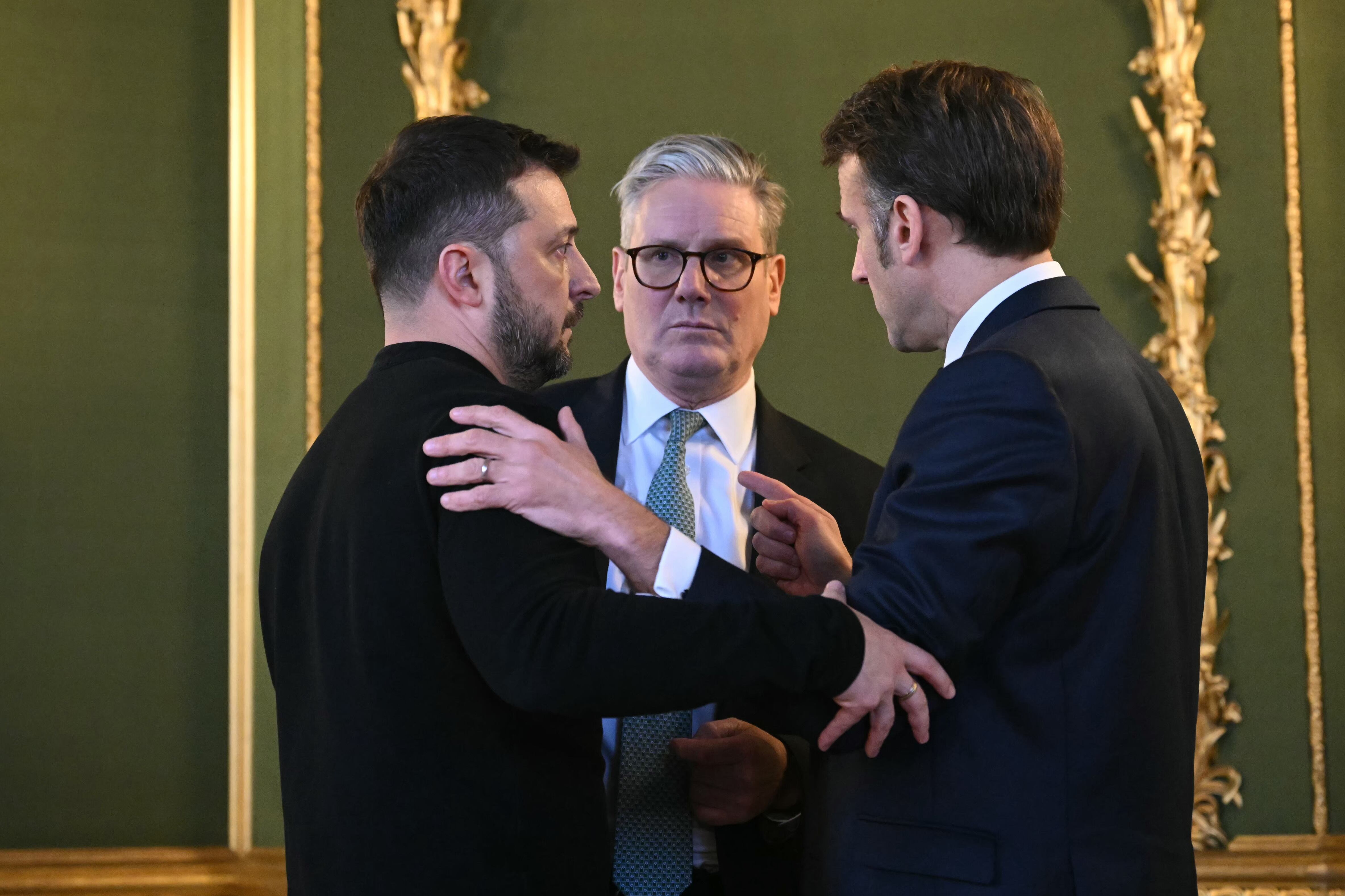 LONDON (United Kingdom), 02/03/2025.- (L-R) Ukraine's President Volodymyr Zelensky, Britain's Prime Minister Keir Starmer and France's President Emmanuel Macron chat after holding a meeting during a summit on Ukraine at Lancaster House in London, Britain, 02 March 2025. Starmer is hosting a summit of European leaders in London to discuss the ongoing war in Ukraine. (Francia, Ucrania, Reino Unido, Londres) EFE/EPA/JUSTIN TALLIS/POOL