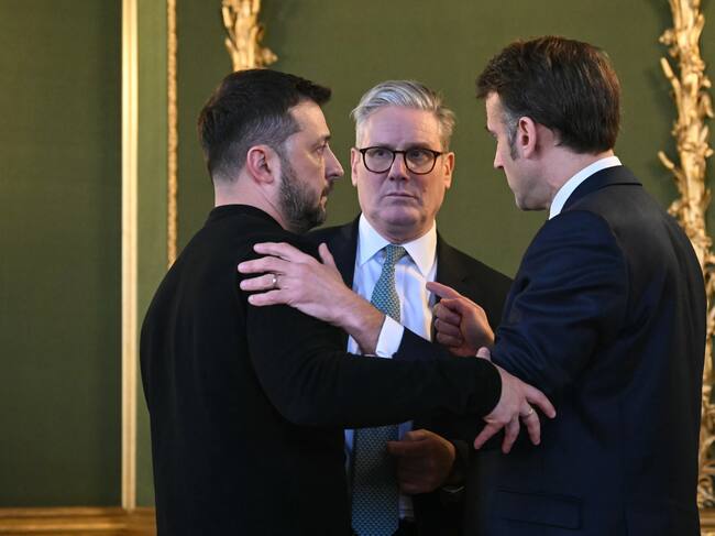 LONDON (United Kingdom), 02/03/2025.- (L-R) Ukraine's President Volodymyr Zelensky, Britain's Prime Minister Keir Starmer and France's President Emmanuel Macron chat after holding a meeting during a summit on Ukraine at Lancaster House in London, Britain, 02 March 2025. Starmer is hosting a summit of European leaders in London to discuss the ongoing war in Ukraine. (Francia, Ucrania, Reino Unido, Londres) EFE/EPA/JUSTIN TALLIS/POOL