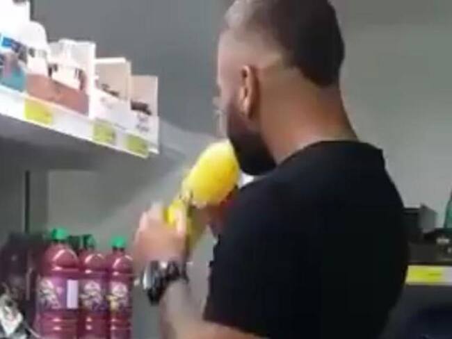 Instauran demanda en contra del joven que probó jugos en un supermercado