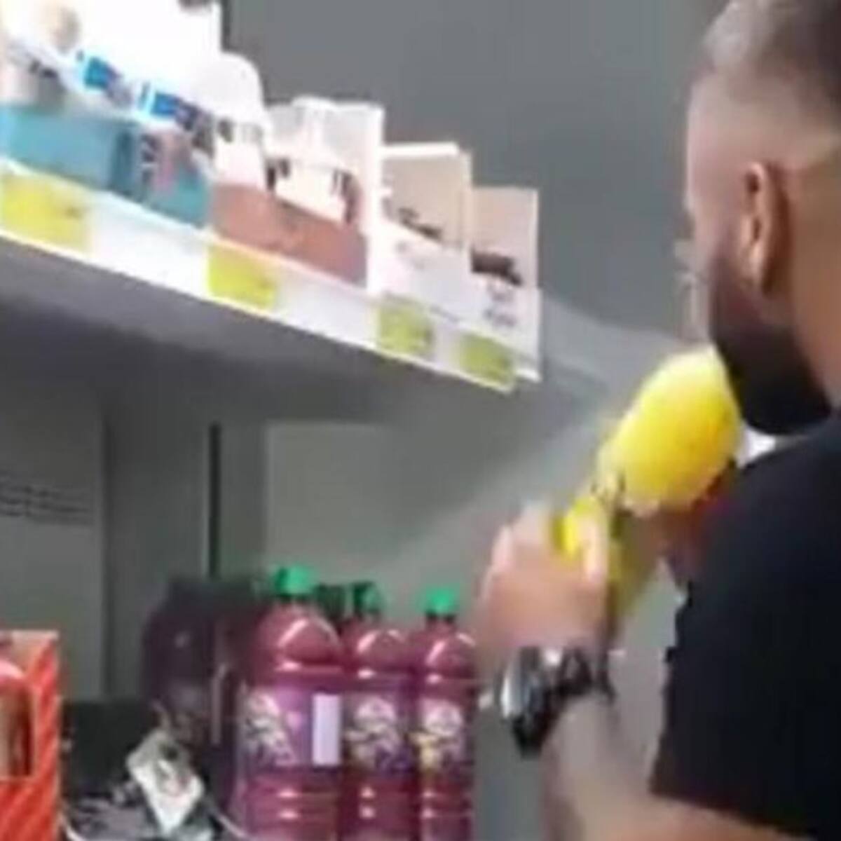 Instauran demanda en contra del joven que probó jugos en un supermercado
