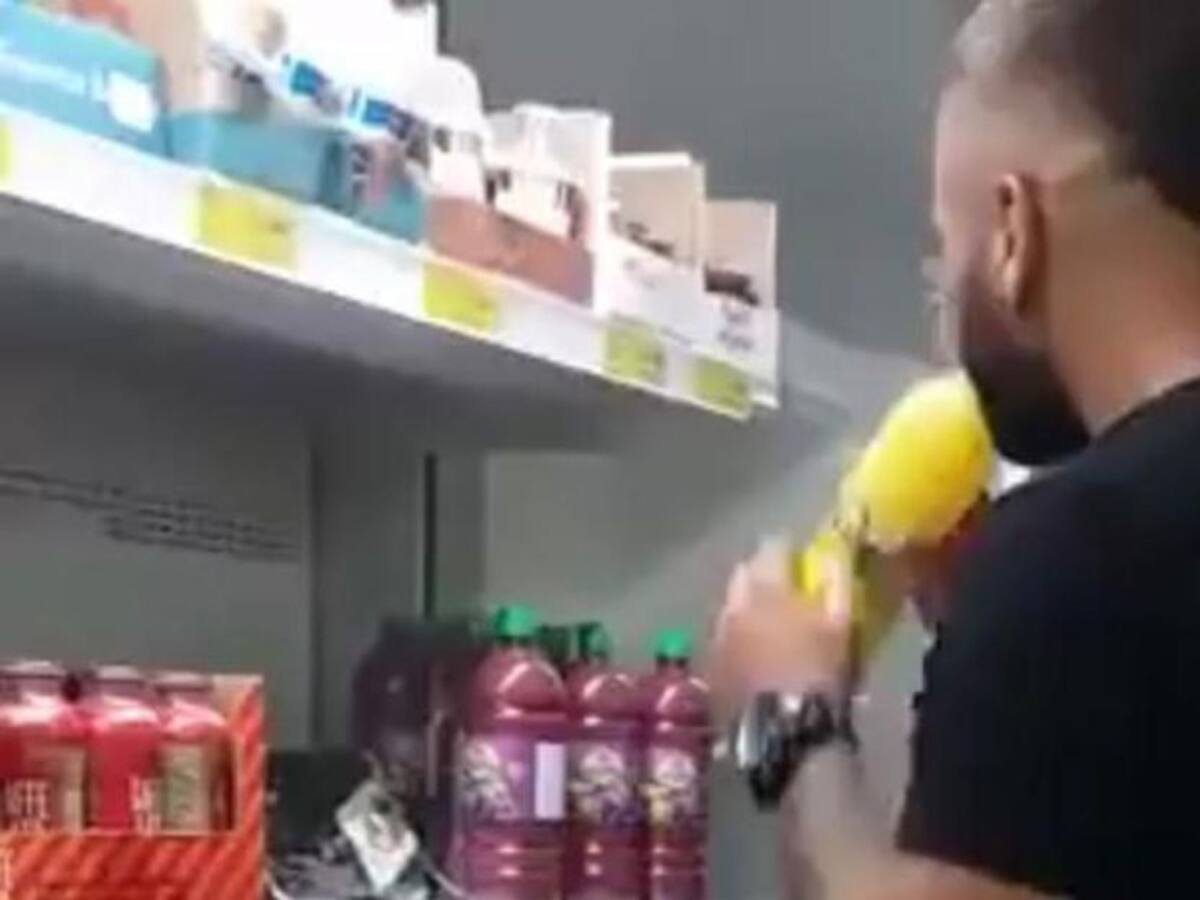 Instauran demanda en contra del joven que probó jugos en un supermercado