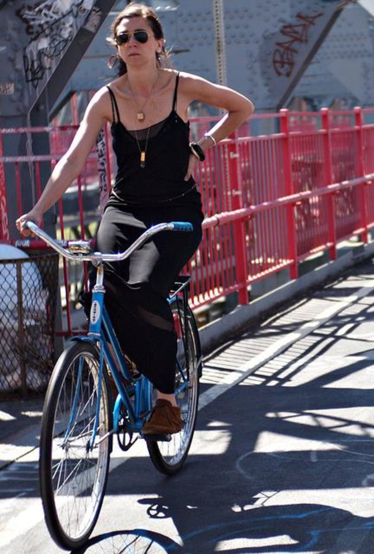 En la página cyclechicrepublic.com hay fotos de personas de diferentes ciudades del mundo que se han unido a la moda de movilizarse en bicicleta con estilo.