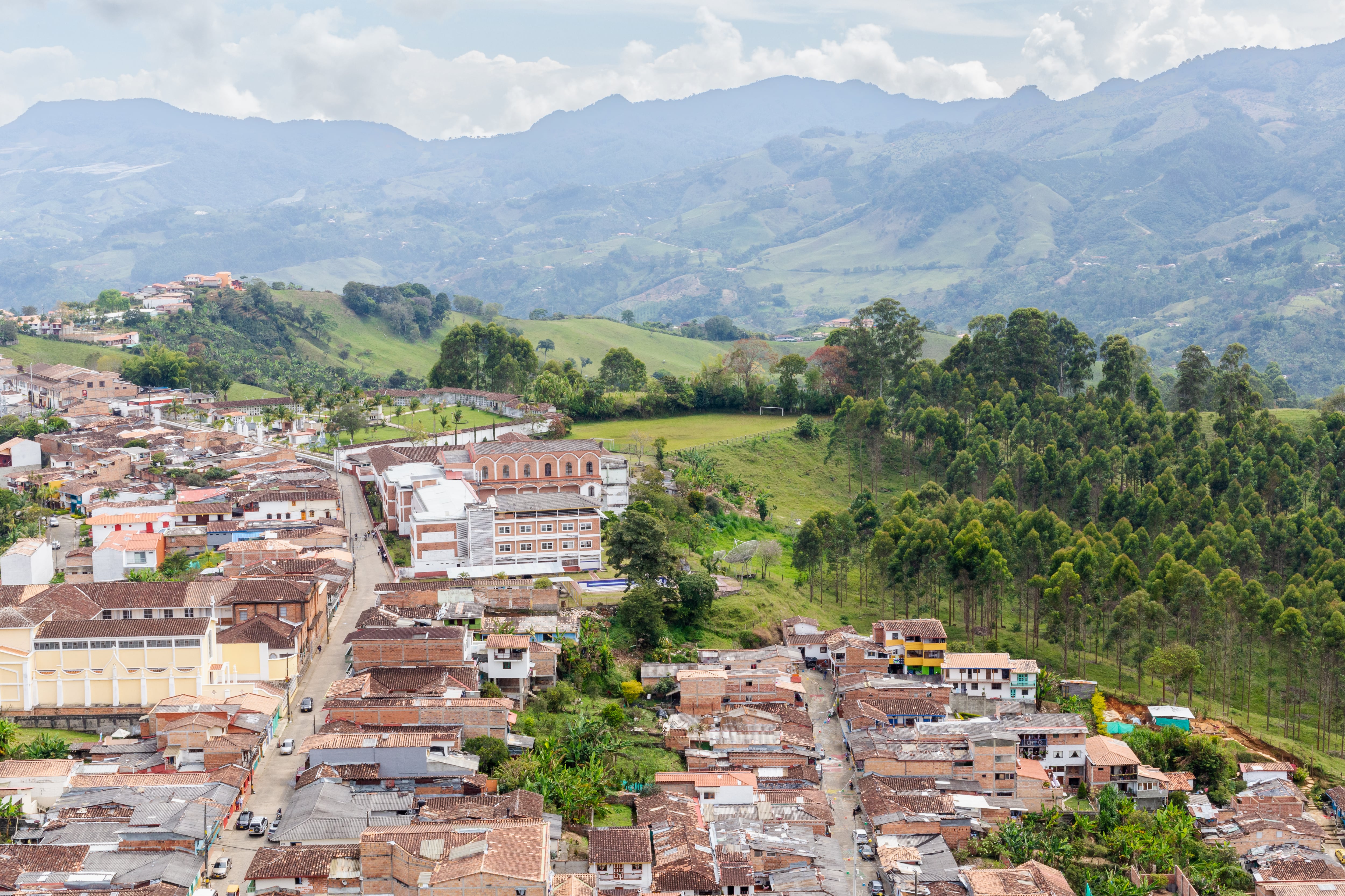 Vista aérea de un municipio de Colombia (Foto vía Getty Images)