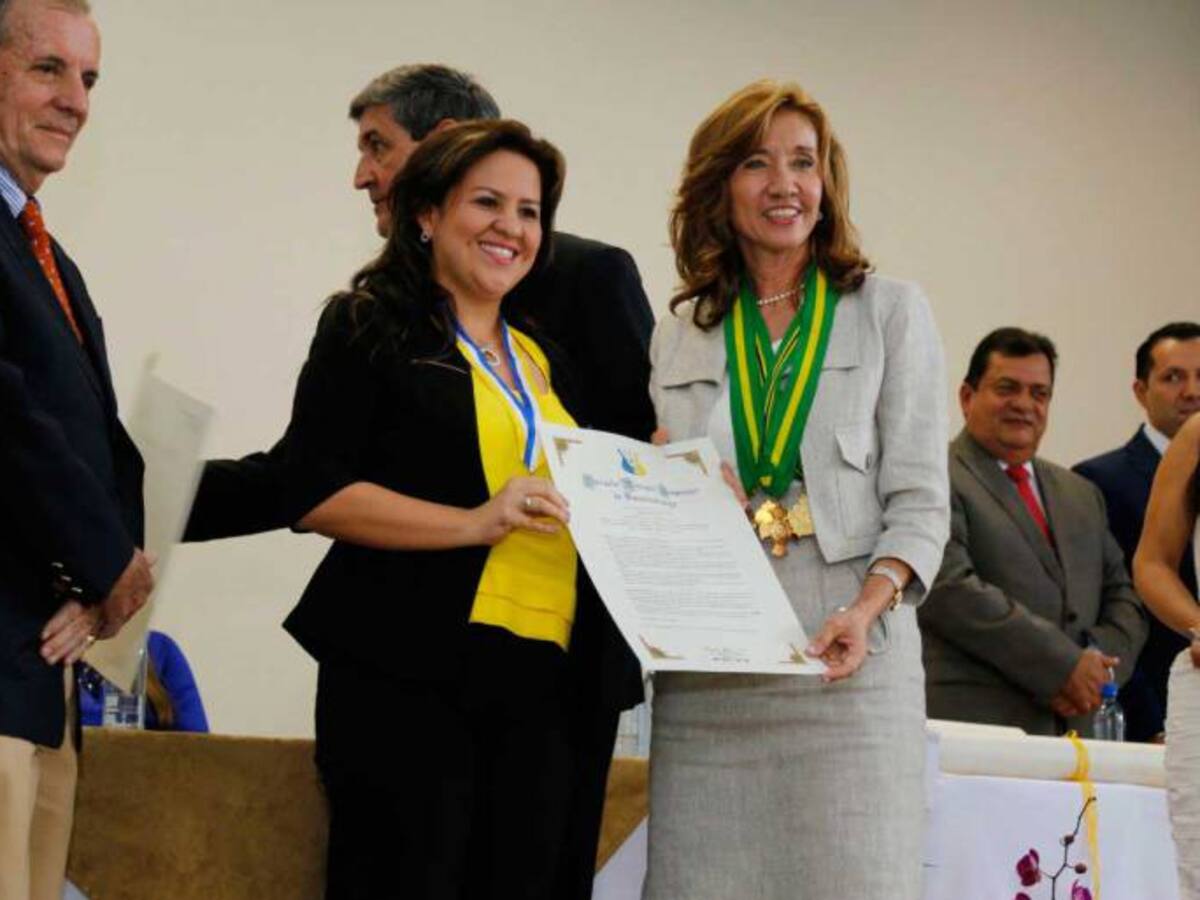 Dos mujeres, representantes de Santander en premio Compartir al maestro