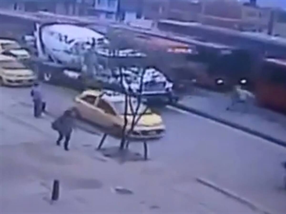Video: muere hombre de 30 años que intentaba colarse en Transmilenio