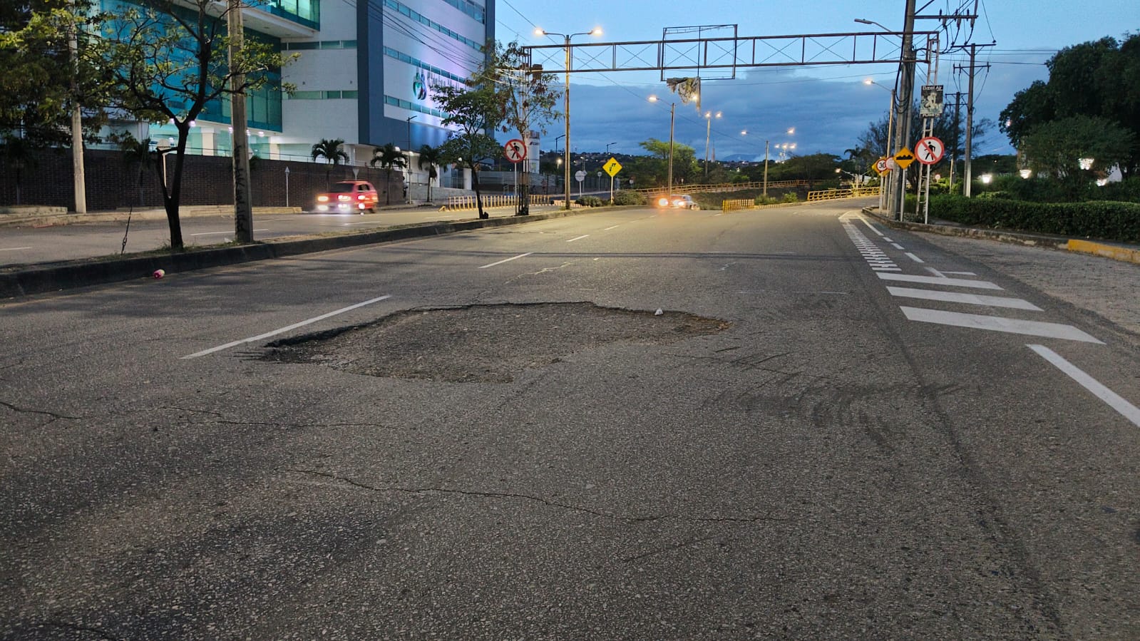 Daño en la malla vial de la Avenida Libertadores / Foto: Caracol Radio