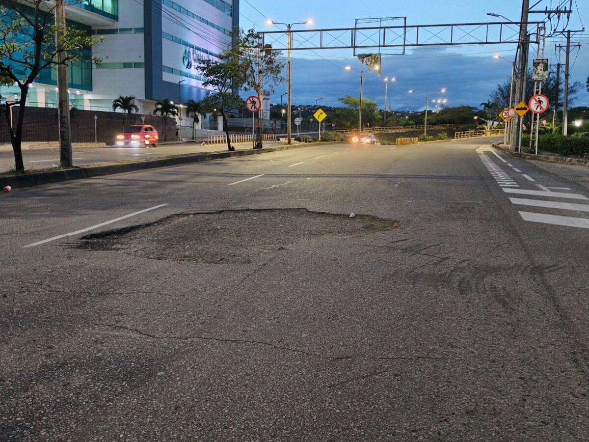 Comunidad alerta por un enorme hueco en la Avenida Libertadores
