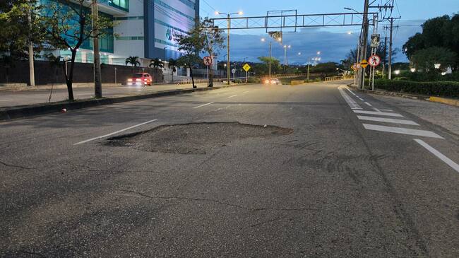 Daño en la malla vial de la Avenida Libertadores / Foto: Caracol Radio