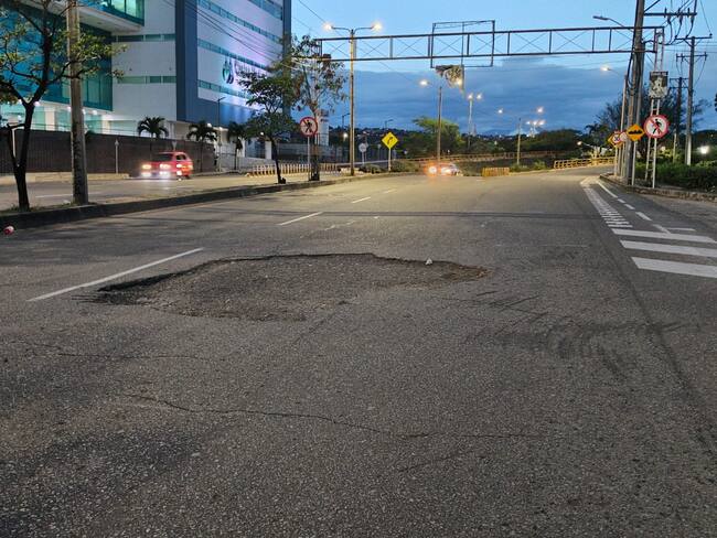 Daño en la malla vial de la Avenida Libertadores / Foto: Caracol Radio