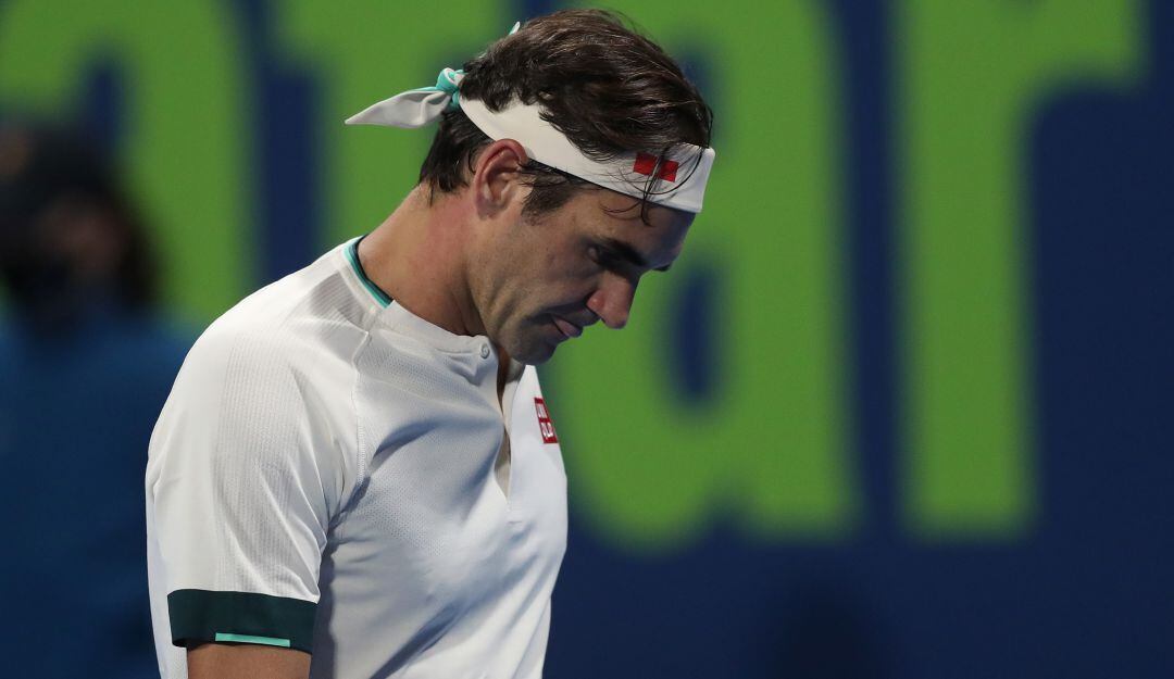 Roger Federer se lamenta tras la primera derrota en su regreso a la competencia.