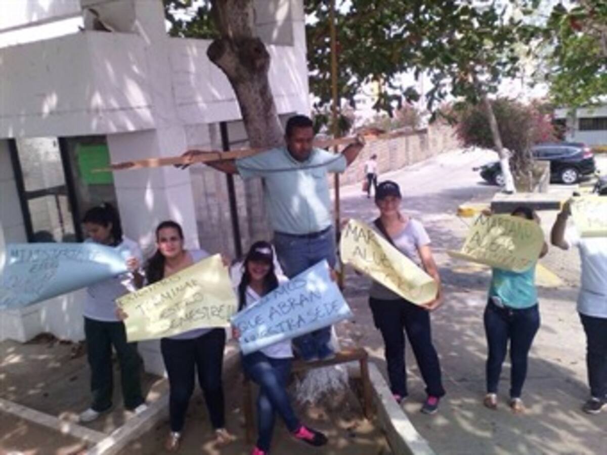 Problemática de San Martin, lleva a estudiantes a crucificarse