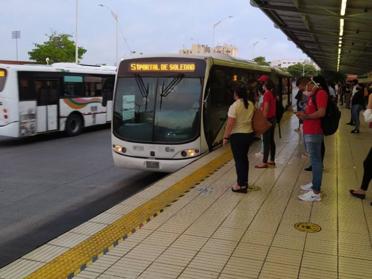 Tiempos de espera en hora pico superan los 30 minutos en Transmetro