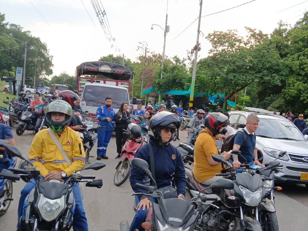 Pescadores artesanales bloquean la vía Neiva-Fortalecillas